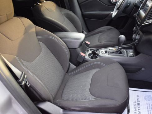 Used 2019 Jeep Cherokee Latitude w/ Popular Appearance Group FWD image 23