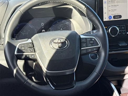 Used 2024 Toyota Highlander Platinum image 11