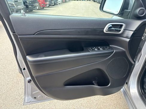 Used 2020 Jeep Grand Cherokee Altitude AWD/4WD image 21