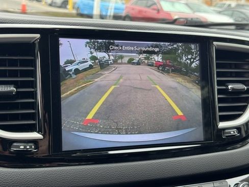 Used 2024 Chrysler Pacifica Touring-L image 22