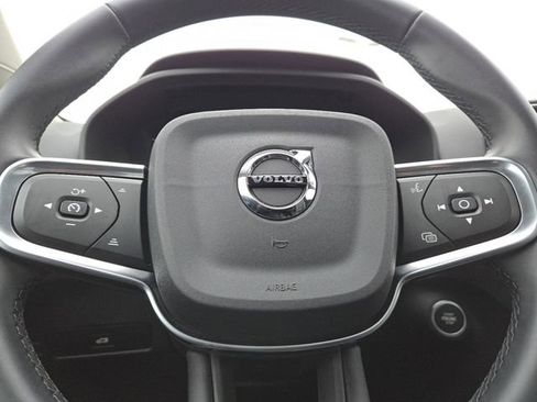 Used 2025 Volvo XC40 B5 Plus image 33