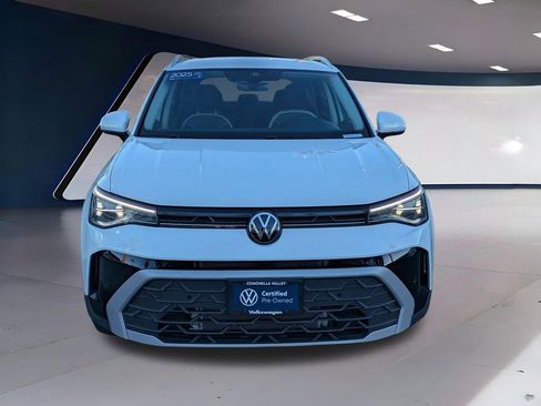 Certified 2025 Volkswagen Taos SE image 7