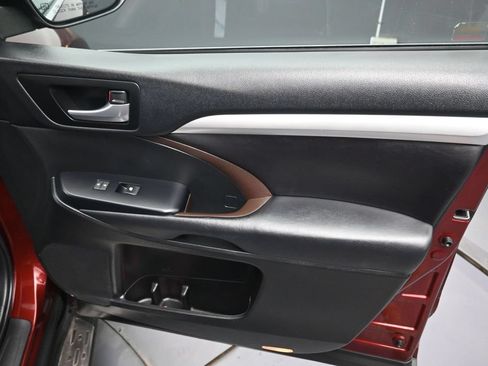 Used 2017 Toyota Highlander XLE AWD/4WD image 38