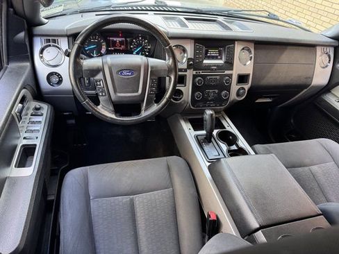 Used 2017 Ford Expedition XLT image 18