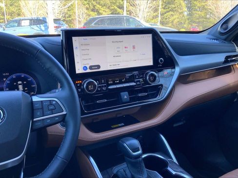 Used 2024 Toyota Highlander Platinum image 7