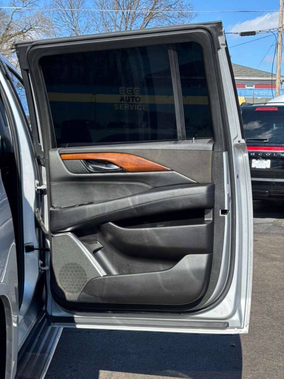 Used 2019 Cadillac Escalade ESV Luxury w/ LPO, Radiant Package AWD/4WD image 18
