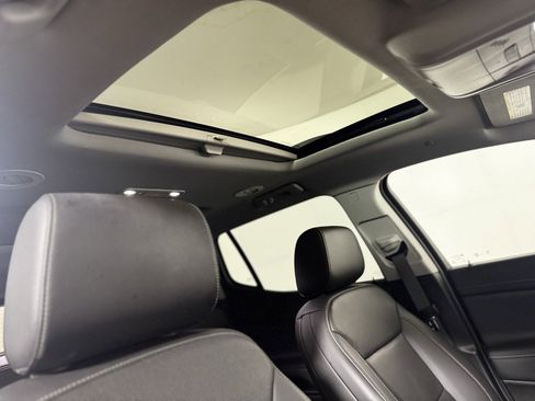 Used 2023 GMC Acadia SLT w/ Preferred Package image 10