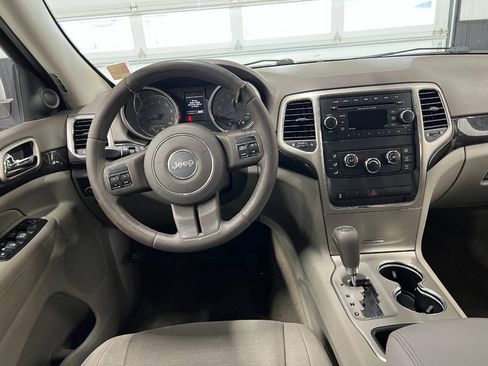Used 2012 Jeep Grand Cherokee Laredo w/ Laredo E Group AWD/4WD image 8