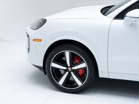 Used 2025 Porsche Cayenne S image 11