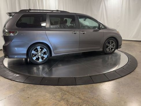 Used 2016 Toyota Sienna SE Premium image 2