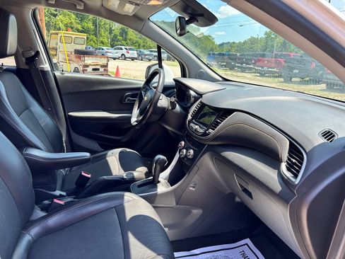 Used 2018 Chevrolet Trax LT w/ LT Convenience Package AWD/4WD image 11