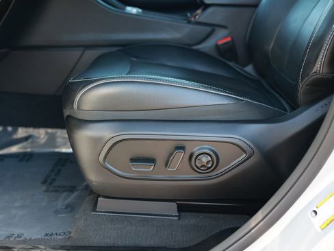 Used 2023 Jeep Grand Cherokee Overland RWD image 18