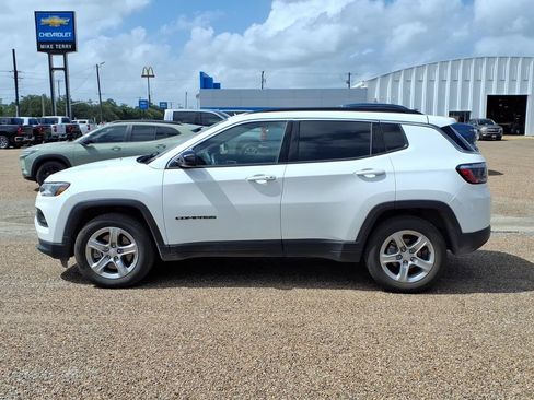 Used 2024 Jeep Compass Latitude AWD/4WD image 2