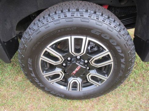 Used 2023 GMC Sierra 2500 AT4 w/ AT4 Preferred Package AWD/4WD image 11