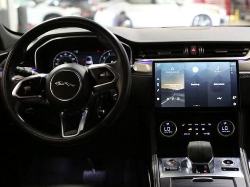 Used 2024 Jaguar F-PACE R-Dynamic S image 17