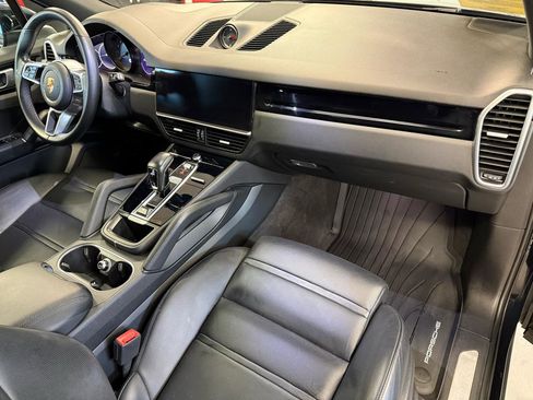 Used 2022 Porsche Cayenne Platinum Edition image 38