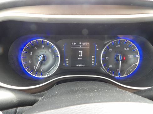 Used 2019 Chrysler Pacifica Touring-L FWD image 20
