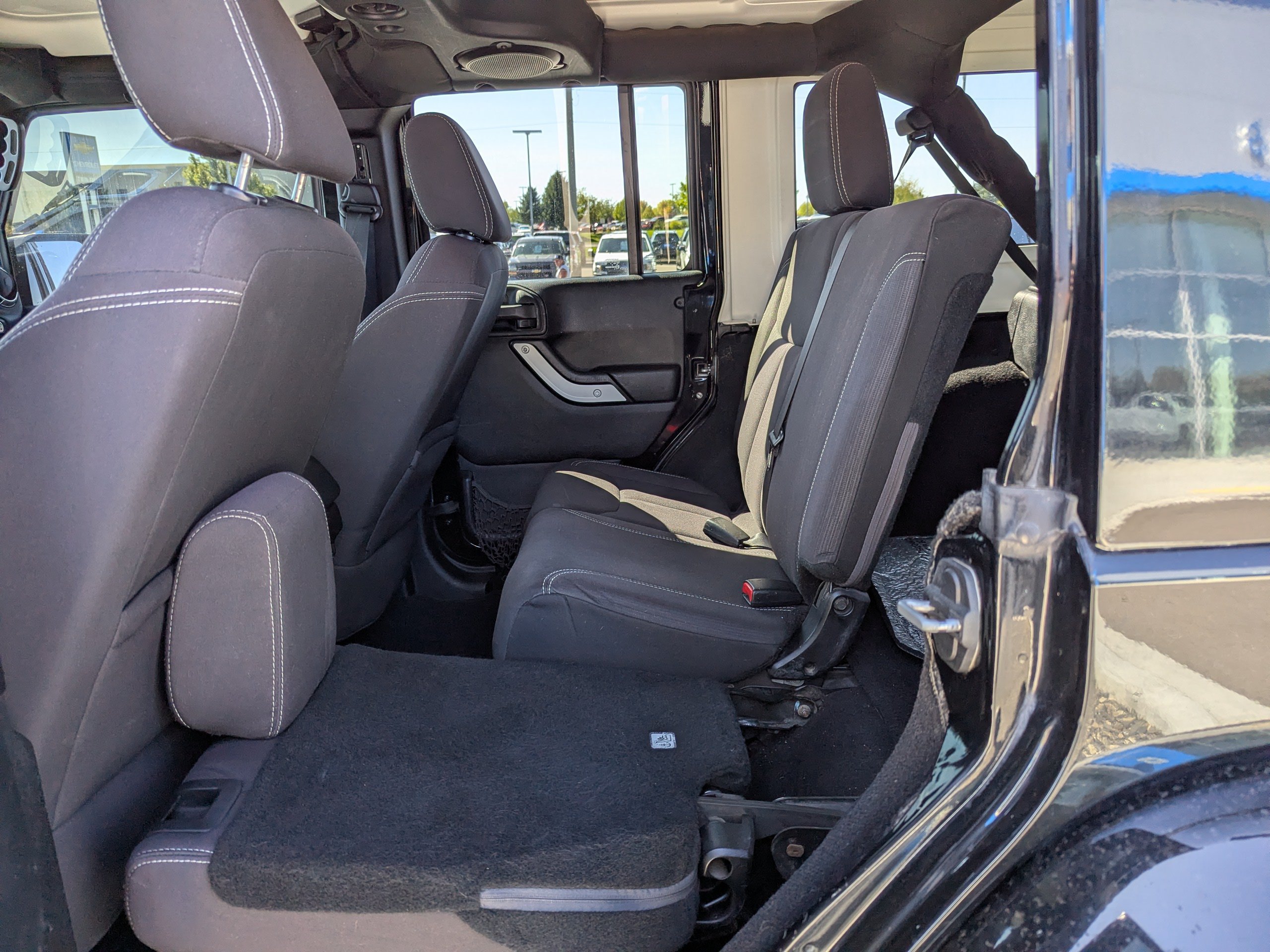 Used 2013 Jeep Wrangler Unlimited Sahara w/ Connectivity Group AWD/4WD image 27