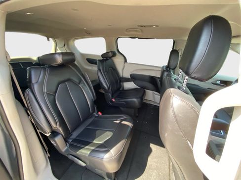 Used 2024 Chrysler Pacifica Touring-L FWD image 15