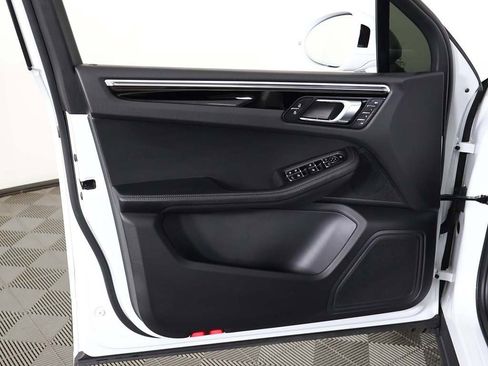 Used 2025 Porsche Macan image 26