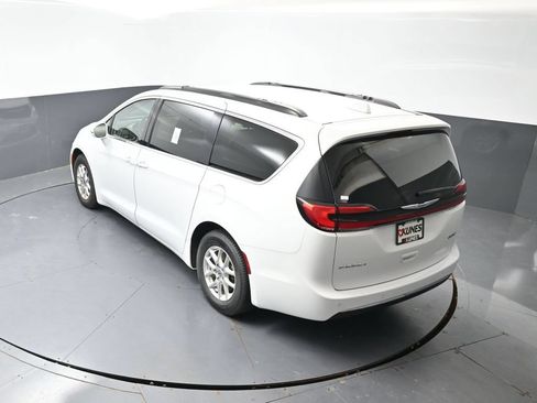 Used 2022 Chrysler Pacifica Touring-L FWD image 43