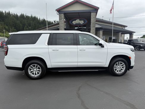 Used 2022 Chevrolet Suburban LS AWD/4WD image 2