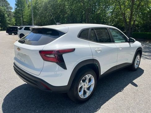 Used 2026 Chevrolet Trax LS w/ LS Convenience Package FWD image 9