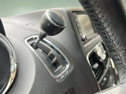 Used 2014 Chrysler Town & Country Touring image 24