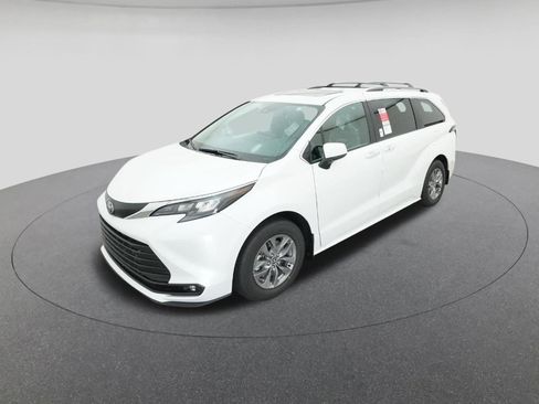New 2026 Toyota Sienna XLE FWD image 1