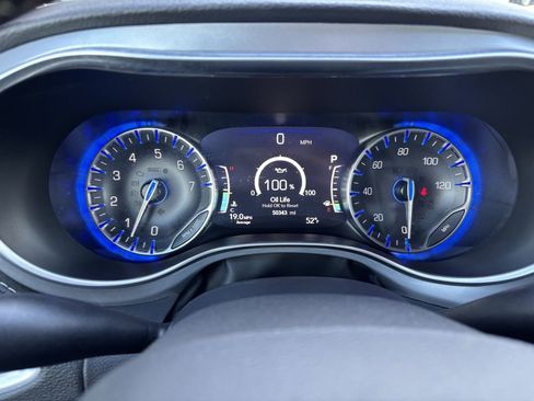 Used 2025 Chrysler Pacifica Limited FWD image 17