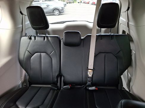 Used 2023 Chrysler Pacifica Touring-L FWD image 12