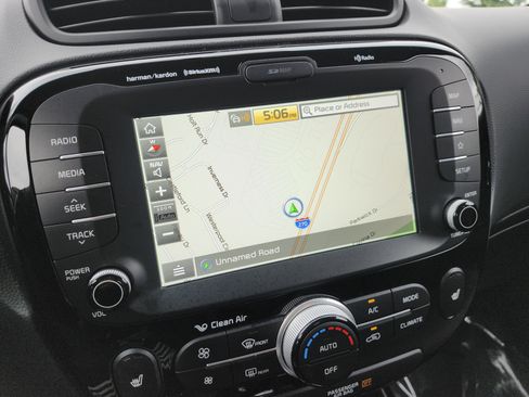 Used 2018 Kia Soul ! w/ Tech Package FWD image 4