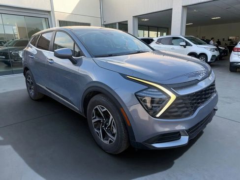 Used 2025 Kia Sportage LX image 3