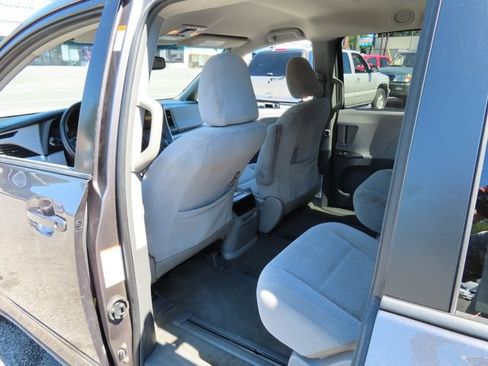Used 2016 Toyota Sienna LE AWD/4WD image 14