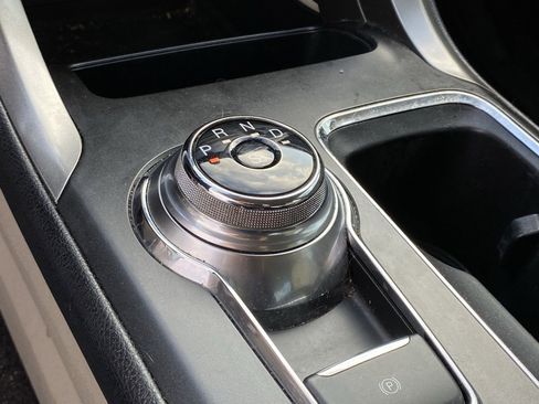 Used 2017 Ford Fusion SE w/ Fusion SE Technology Package image 16