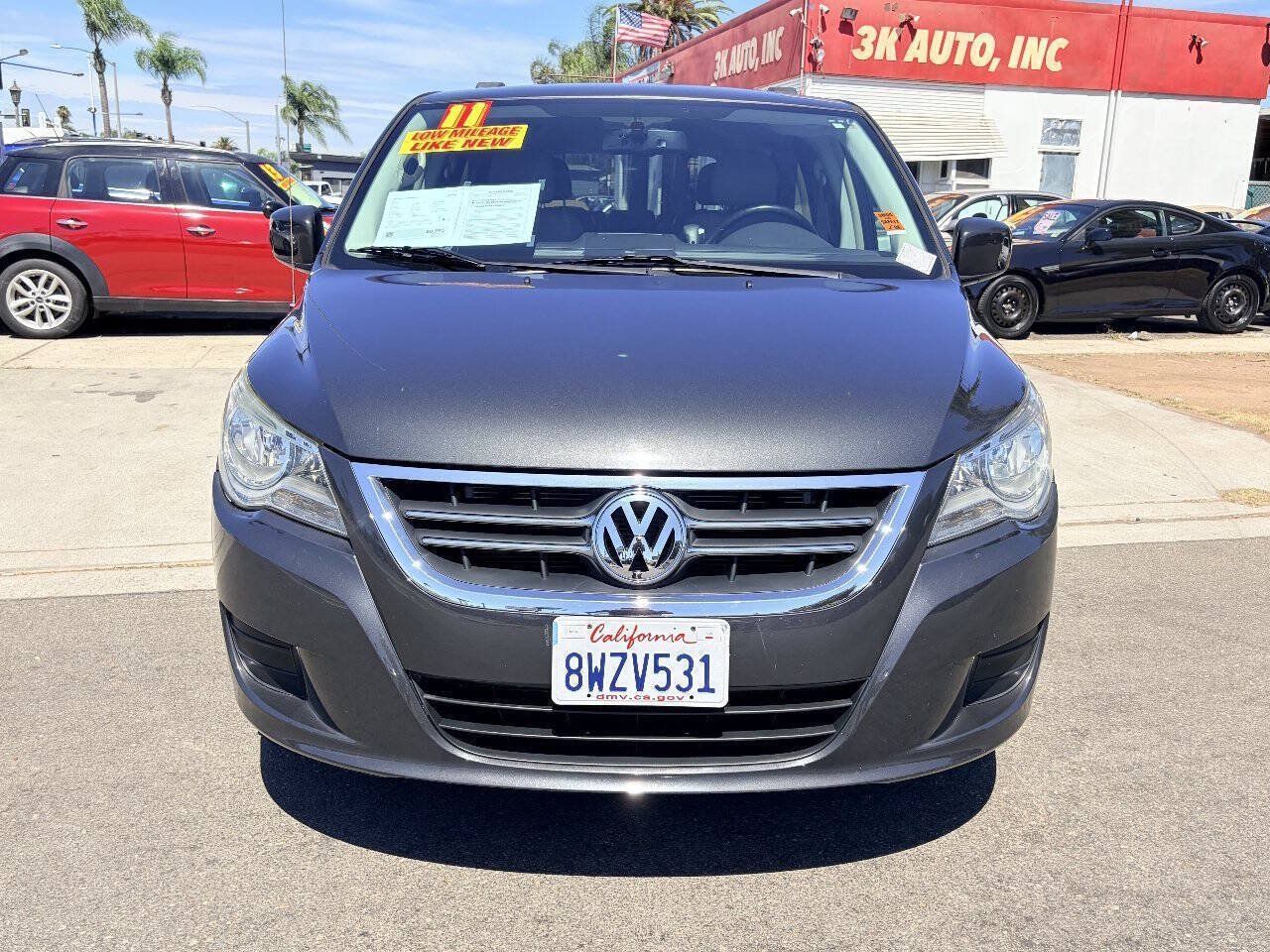 Used 2011 Volkswagen Routan SE FWD image 1