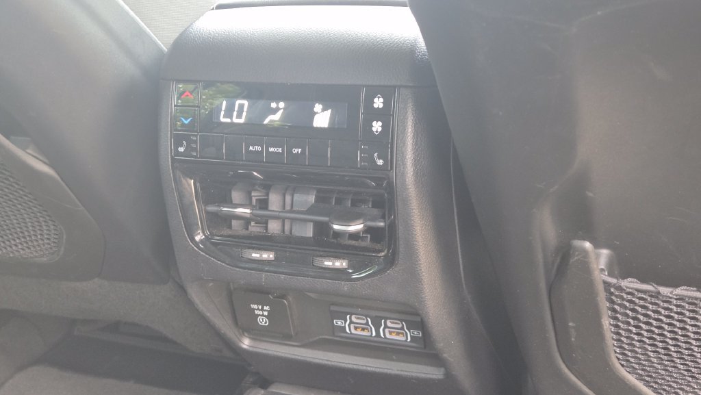Used 2023 Jeep Grand Cherokee L Limited w/ Black Appearance Package AWD/4WD image 36