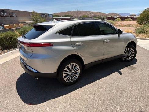 Used 2024 Toyota Venza XLE AWD/4WD image 6