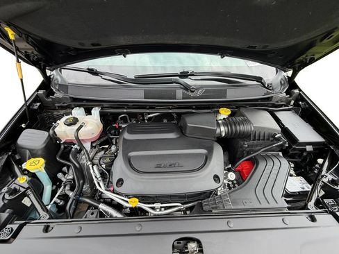 Used 2025 Chrysler Pacifica Limited FWD image 18