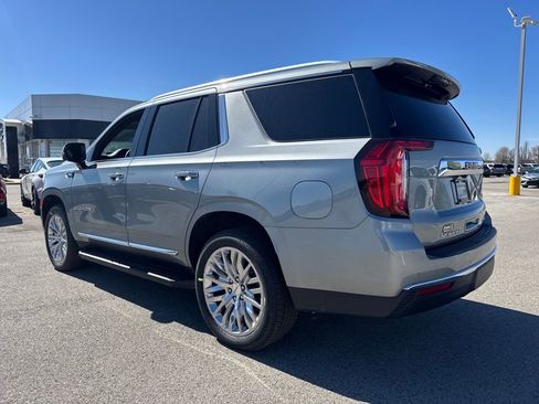 Used 2023 GMC Yukon SLT w/ SLT Premium Package image 4