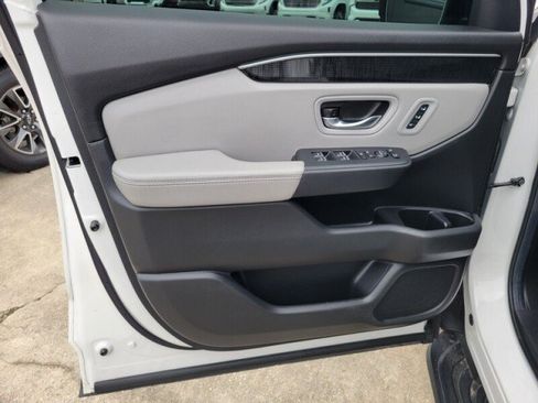 Used 2025 Honda Pilot Elite image 12