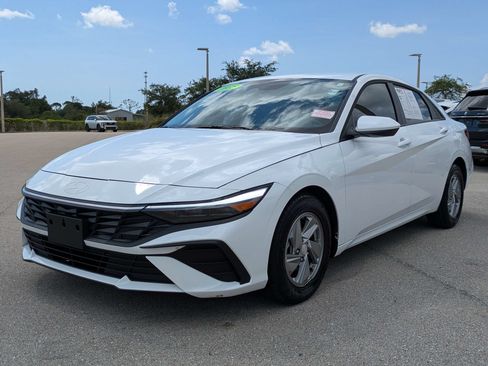 Used 2025 Hyundai Elantra SE FWD image 9