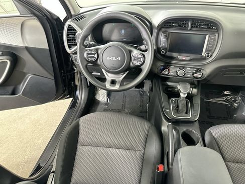 Used 2025 Kia Soul LX w/ LX Technology Package FWD image 17
