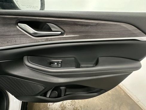 Used 2023 Jeep Grand Cherokee Limited image 25