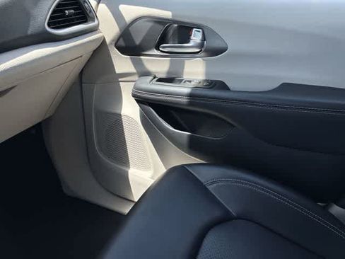 Used 2023 Chrysler Pacifica Touring-L FWD image 31