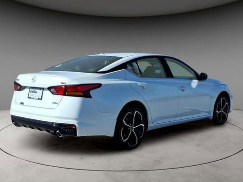 Used 2025 Nissan Altima 2.5 SR w/ SR Premium Package image 9