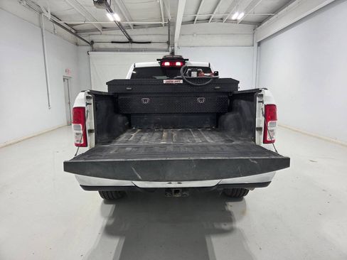 Used 2024 RAM 2500 Tradesman w/ Chrome Appearance Group AWD/4WD image 9