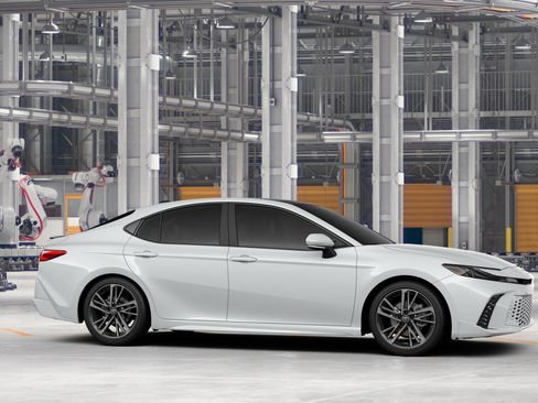 New 2026 Toyota Camry Hybrid FWD image 13