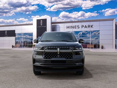 New 2027 Lincoln Navigator Reserve w/ Jet Appearance Package AWD/4WD image 3