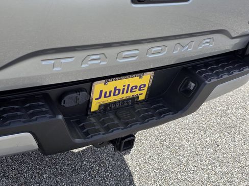 Used 2022 Toyota Tacoma SR5 w/ Technology Package RWD image 25